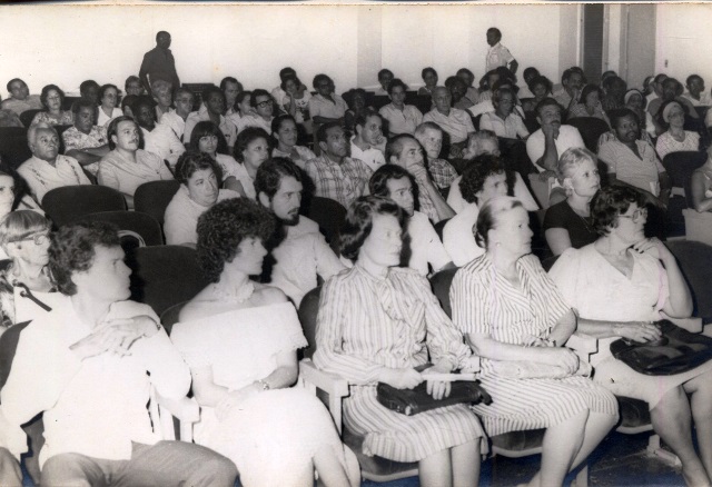 Foto de Público asistente a la conferencia  de Adelaida de Juan. La profesora Rosario Novoa (segunda fila, primera a la izquierda), Sala teatro de la Biblioteca Nacional, 10 de septiembre de 1982.  Fondos BNCJM.